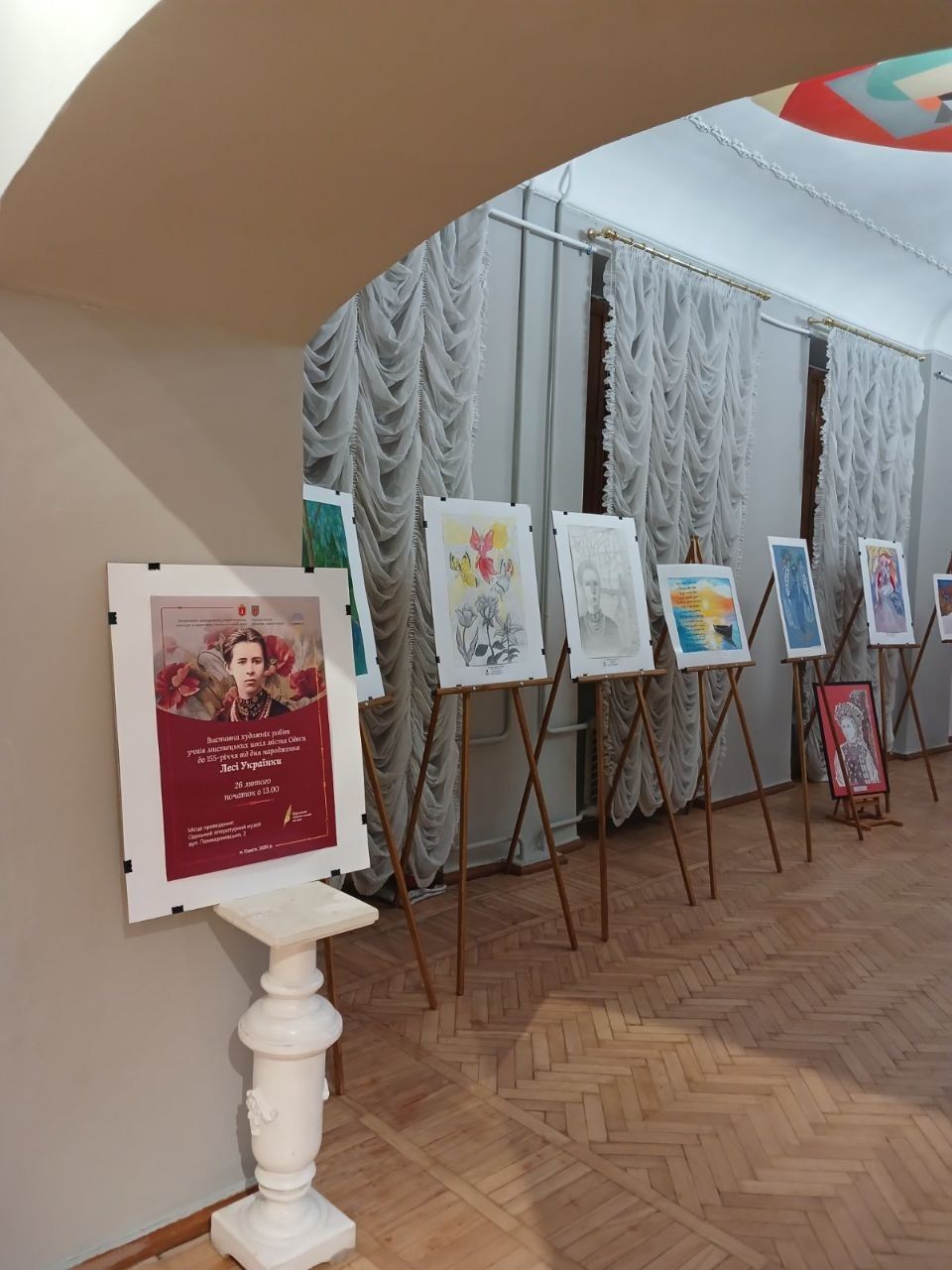 Експозиція виставки на мольбертах у залі літературного музею