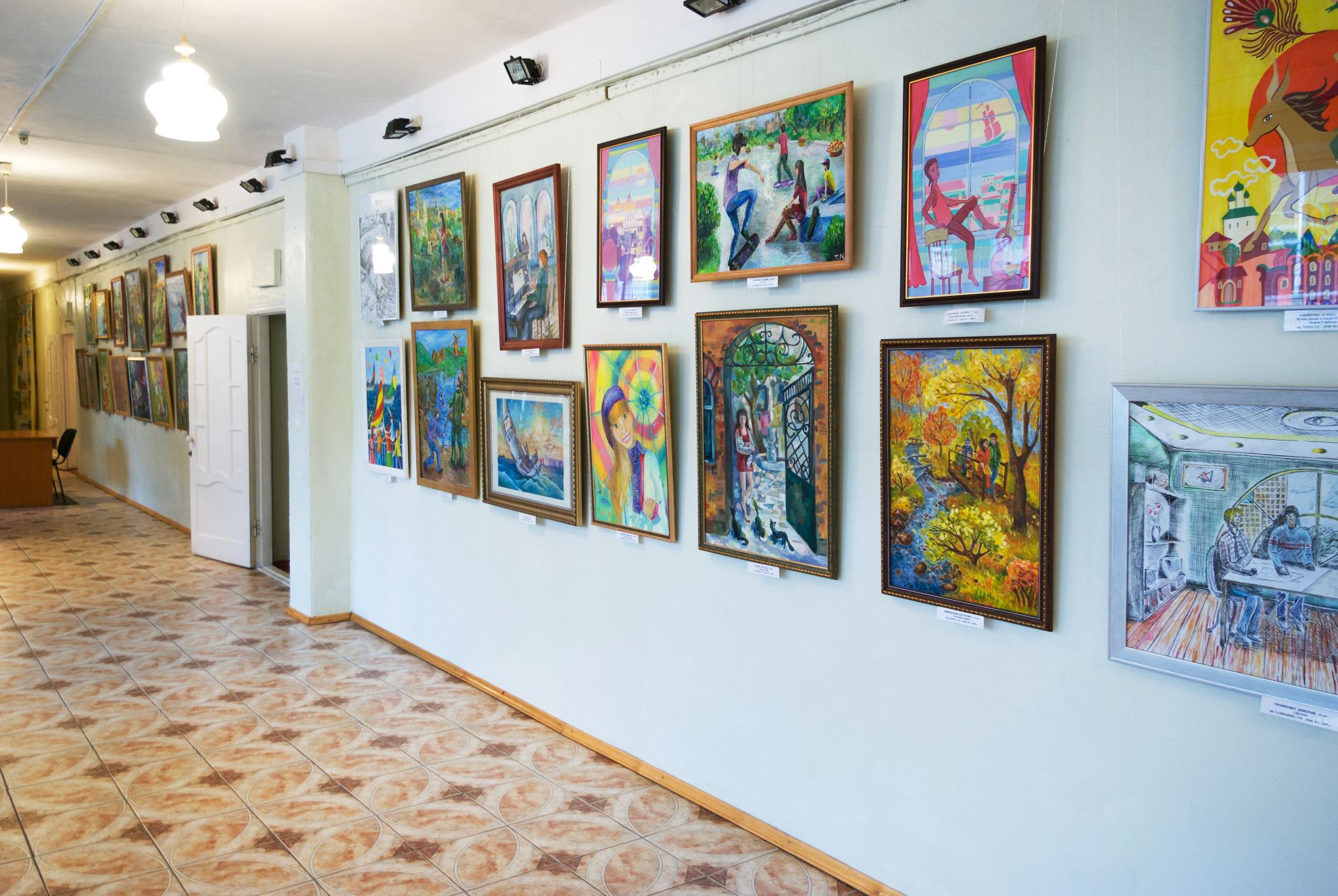 Виставкова зала з роботами учнів