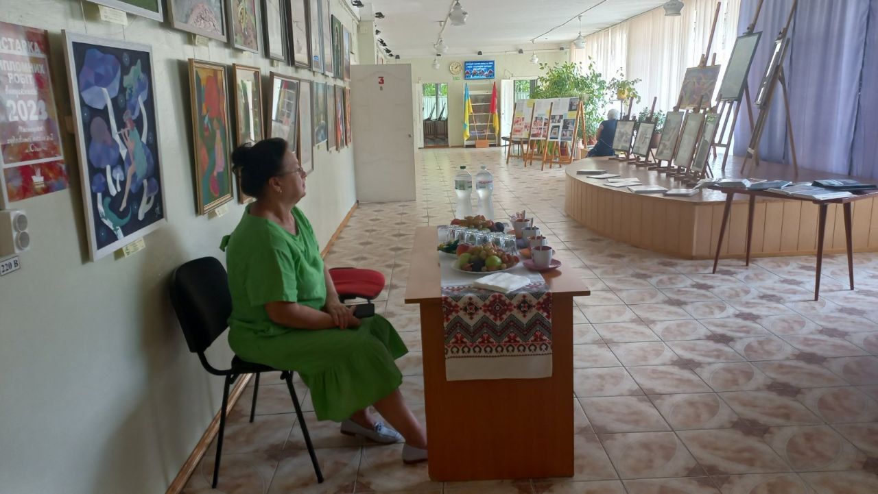 Виставкова зала школи з роботами учнів