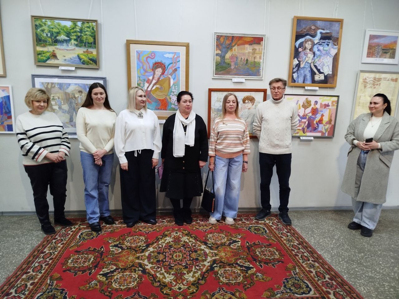 Педагогічний колектив школи на відкритті виставки