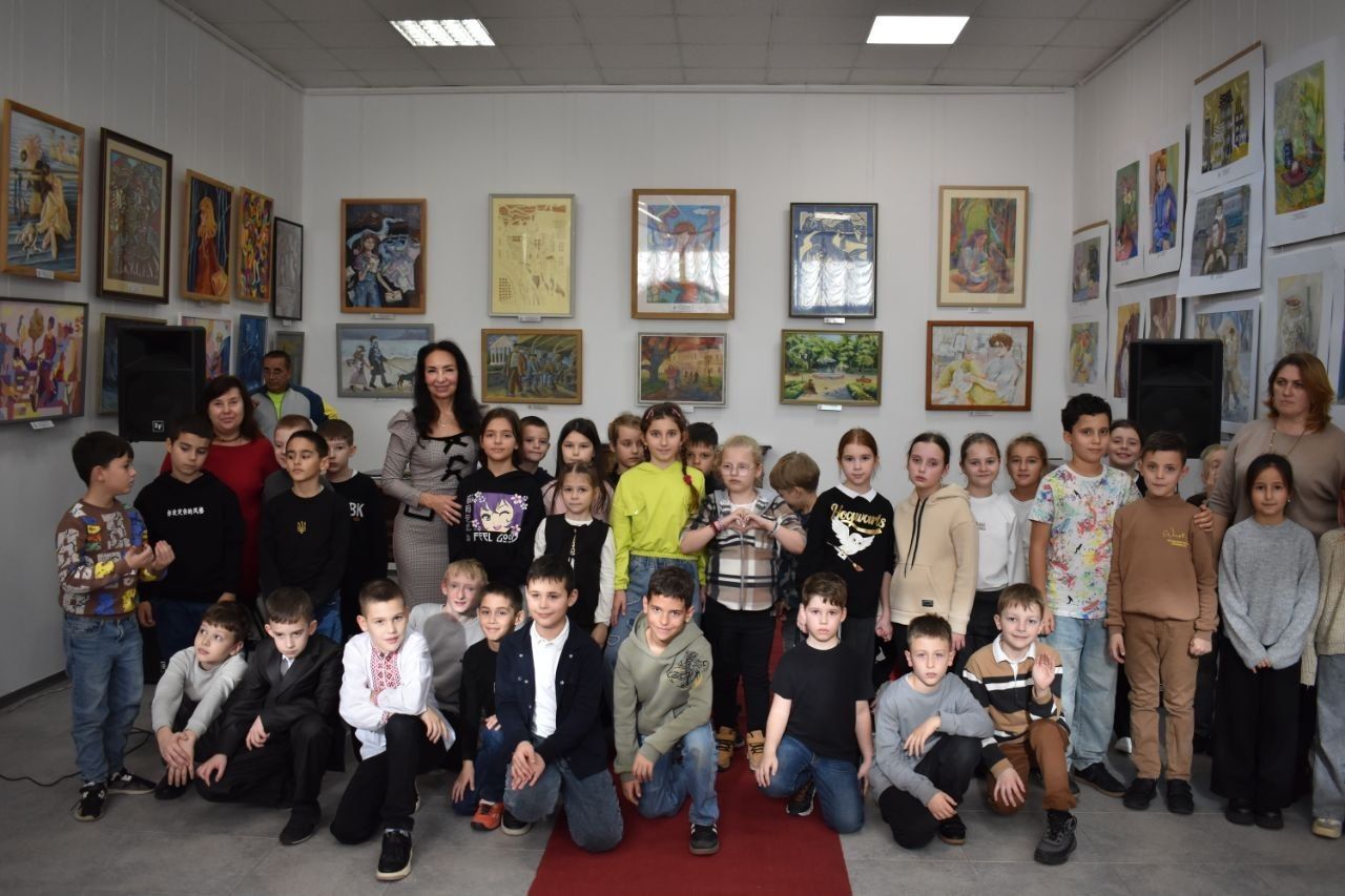 Великий гурт учнів школи