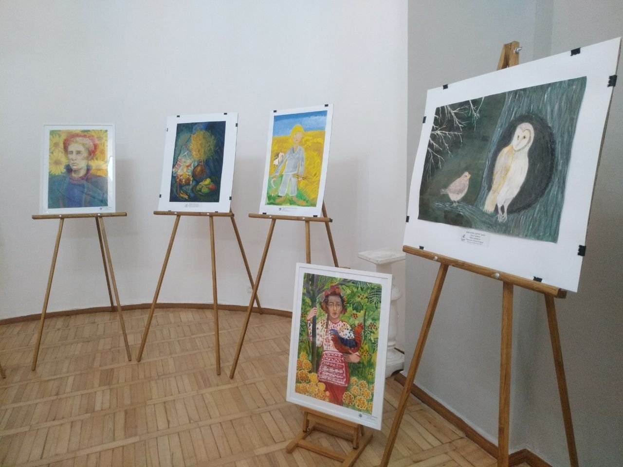 Творчі роботи на мольбертах у залі