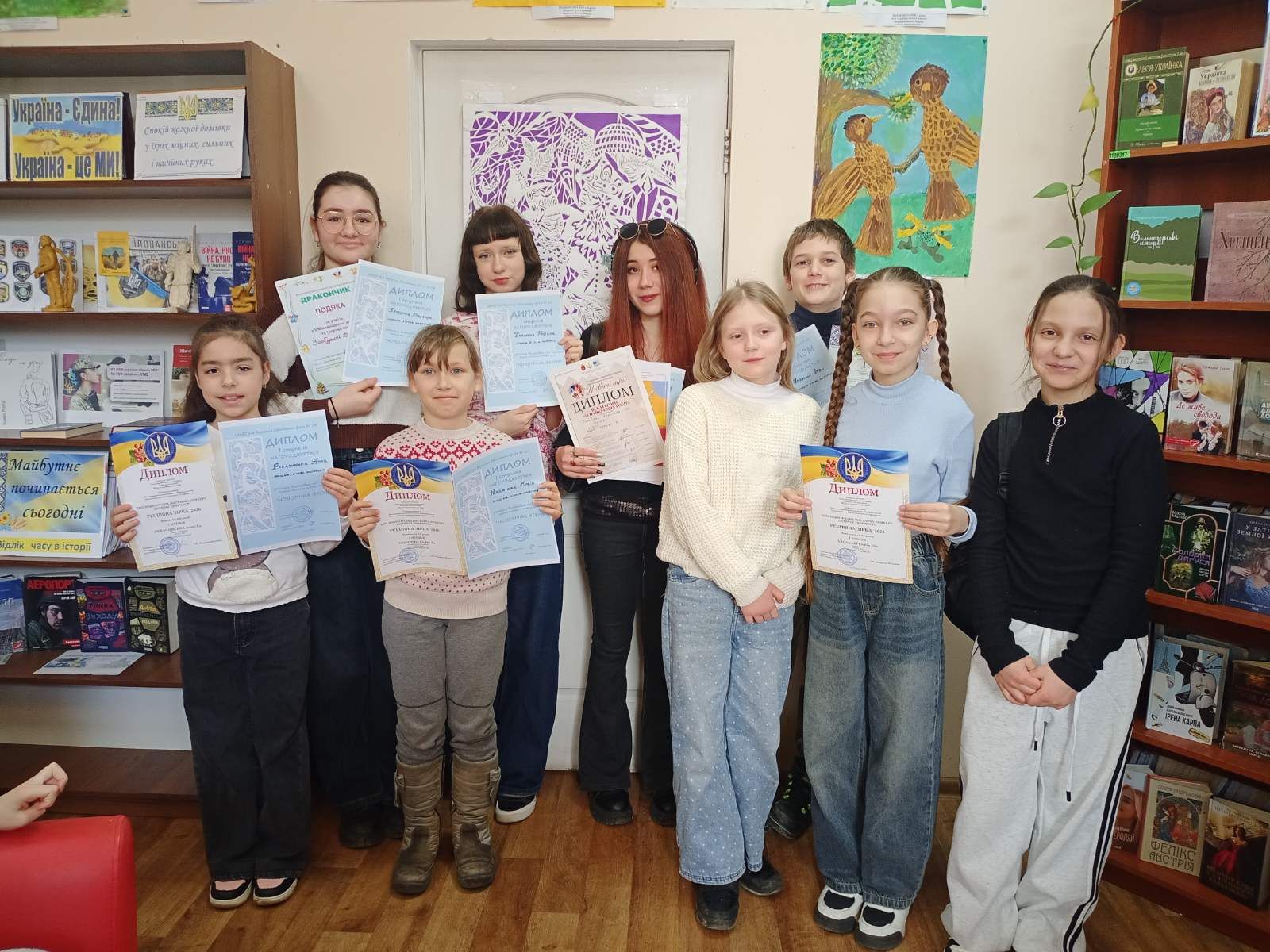 Учениці з дипломами після нагородження