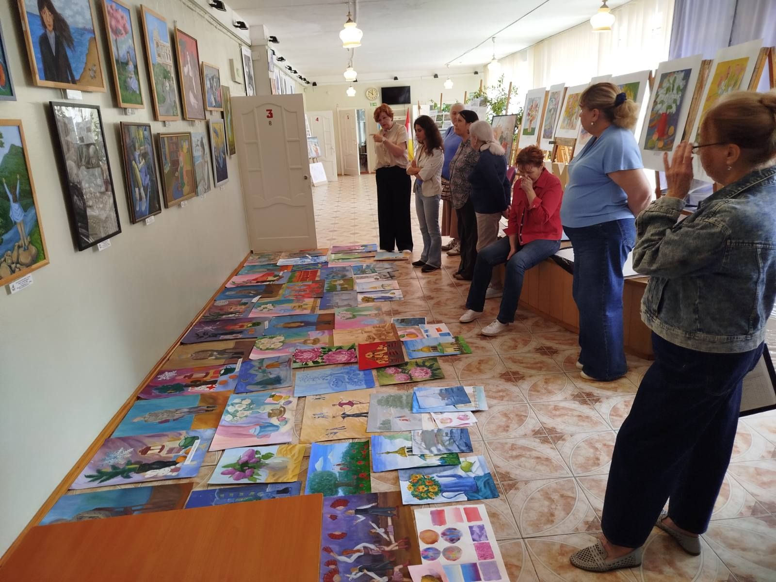 Перегляд робіт, розкладених у виставковій залі